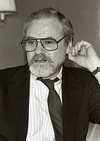 Alan J Pakula